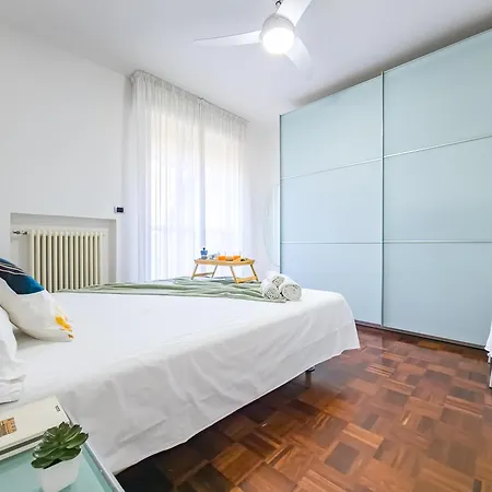 The Pyramids Of Motor Valley - Ra's 公寓 *