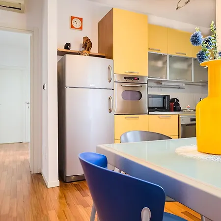 The Pyramids Of Motor Valley - Ra's Lägenhet *