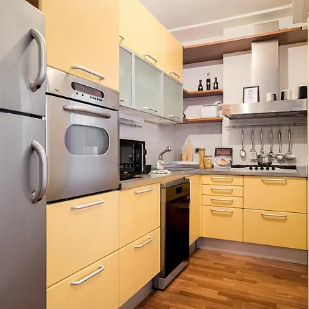 The Pyramids Of Motor Valley - Ra's 公寓