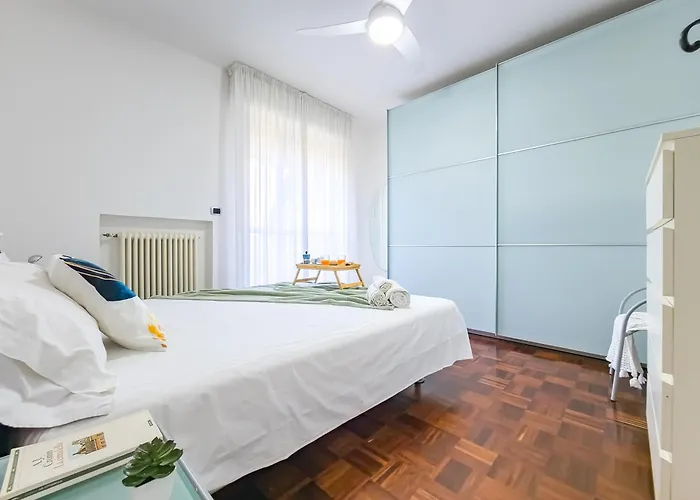 The Pyramids Of Motor Valley - Ra's Apartamento *