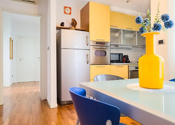 The Pyramids Of Motor Valley - Ra's Apartamento *